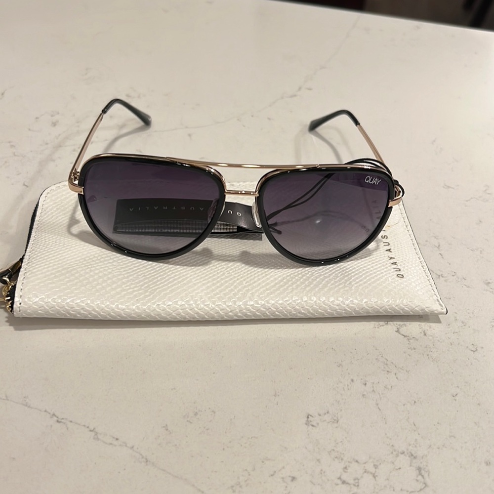 NWT Quay Australia All In Black/gold with smoked lens